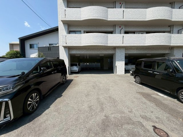 ライオンズマンション中央町の駐車場|車をお持ちの方に嬉しい駐車場付きの物件です