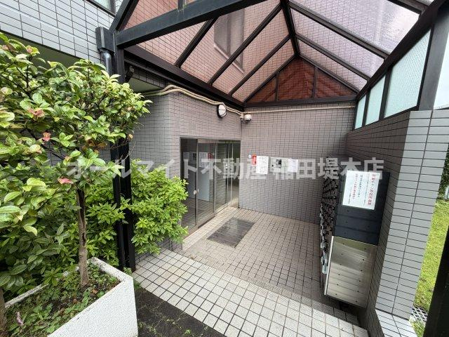 多摩市連光寺２丁目の賃貸マンションのエントランス