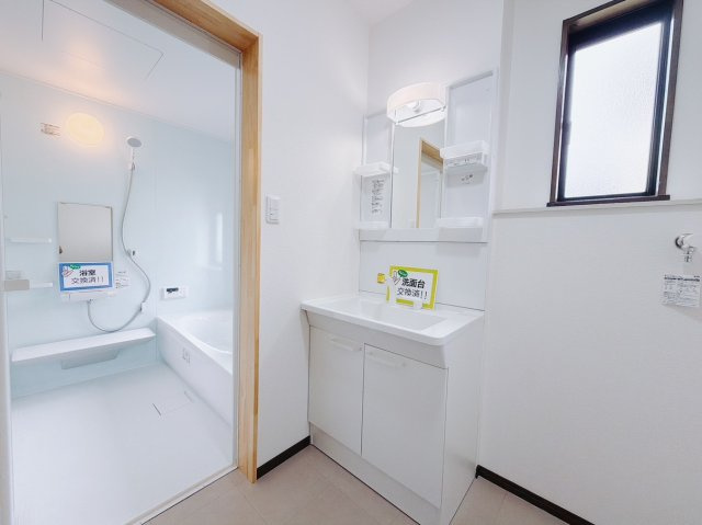 【中古戸建】前橋市鳥取町の独立洗面台|■洗面室｜大きな鏡で朝の身支度もラクラク♪毎日の忙しい準備が楽しくなる洗面所です(^^♪