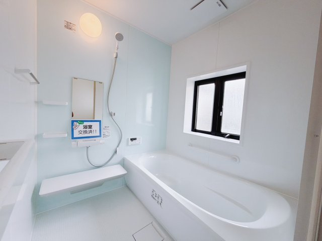 【中古戸建】前橋市鳥取町の浴室|■浴室｜デザイン性に優れた浴室♪1日の疲れを癒す、ゆったりとしたバスタイムをぜひお過ごしください(*＾＾*)大きな窓付きで嬉しい♪