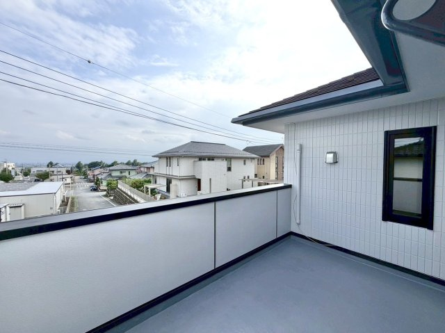 【中古戸建】前橋市鳥取町のバルコニー|■バルコニー｜普通のバルコニーより広い仕様のバルコニー。洗濯物やお布団だけでなく雨の日にたまった洗濯物はもちろん、プランターを置くことで家庭菜園も可能です♪