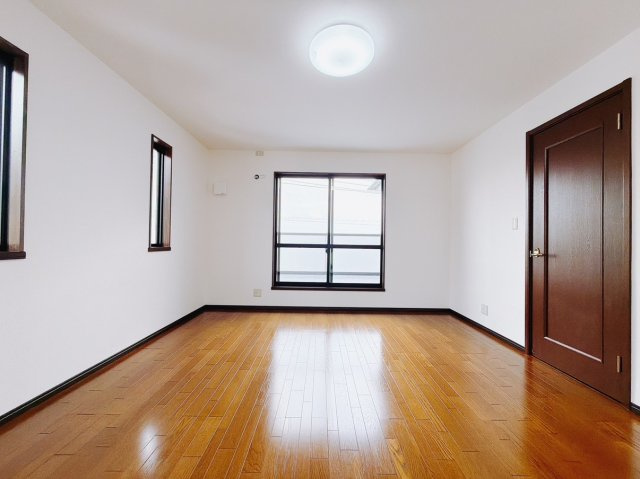 【中古戸建】前橋市鳥取町の洋室|■2階洋室｜ナチュラルカラーの床です。模様替えなどとても楽しく工夫できます♪陽当たり、風通しもとても良いので毎日快適な生活スタートです！子供部屋にも良いですね♪