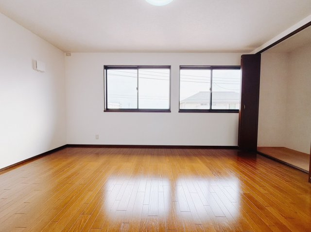 【中古戸建】前橋市鳥取町の洋室|■2階洋室｜2階洋室には大きな窓をご用意しています。日中はあたたかな日差し差し込み自分時間も充実できますね＾＾