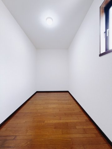 【中古戸建】前橋市鳥取町の収納|■WIC｜主寝室には夢のウォークインがございます♪お洋服やバッグだけでなく、増えていくお洋服やご家族での思い出の品もしっかりと収納します( ＾＾ 