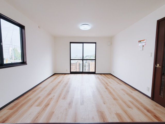 【中古戸建】前橋市鳥取町の居間・リビング|■キッチン｜リビングまでの見通しが良く、家事をしながらでも、お子様の様子を見られるようになっています。お子様がいつもママのそばにいる安心感も生まれます♪