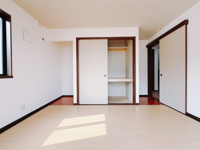 【中古戸建】前橋市鳥取町の洋室|■1階洋室｜ナチュラルカラーの床です。模様替えなどとても楽しく工夫できます♪陽当たり、風通しもとても良いので毎日快適な生活スタートです！子供部屋にも良いですね♪