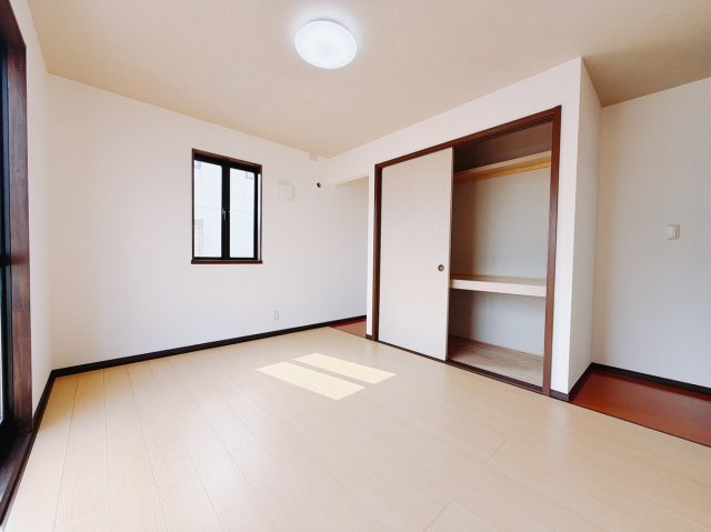 【中古戸建】前橋市鳥取町の洋室|■1階洋室｜1階に洋室をご用意しています♪大きな収納もご用意していますので、収納力も安心です♪