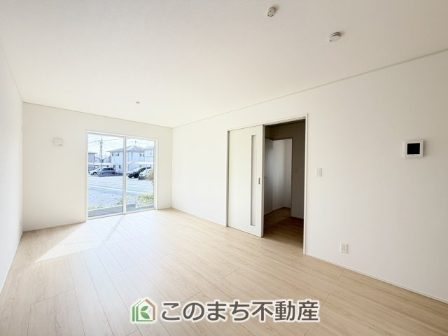 CRADLEGARDEN高根沢町宝積寺第19の居間・リビング|開放感のある広々としたリビング☆家族みんなでゆったりくつろげます♪
南側から暖かな日差しが差し込みます♪キッチンからリビングの様子がよく見渡せます☆