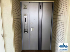 ペット可＆徒歩圏内で3路線以上利用可！ D'グランセ代官町のその他共用部分|共用通路から見た玄関のようす。