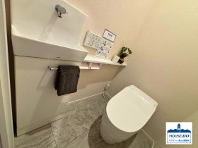 ペット可＆徒歩圏内で3路線以上利用可！ D'グランセ代官町のトイレ|トイレは手洗い一体型で、使用後すぐに手を洗える衛生的な設計になっています。