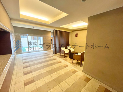 【エントランス】 | ワコーレ須磨潮見台レジデンス | 折り上げ天井で空間に広がりを感じさせ、天井を高く見せる効果が♪間接照明でおしゃれ空間の出来上がり♪