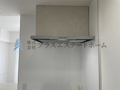 【キッチン】 | ワコーレ須磨潮見台レジデンス | 圧迫感を与えないスリムなデザインが魅力のレンジフードです♪ファン入口付近もお手入れしやすい形状です♪