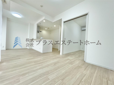 【居間・リビング】 | ワコーレ須磨潮見台レジデンス | LDKは14.6帖確保♪リビング横にバルコニーが隣接しており、大きな窓からの採光で明るい空間です♪