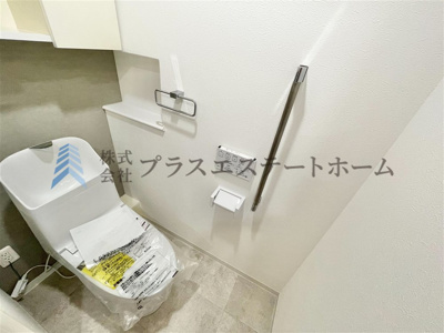 【トイレ】 | ワコーレ須磨潮見台レジデンス | 少ない水で、汚れをしっかり洗い流します♪棚があるので、ペーパー類や掃除用具等をすっきりと収納できます
