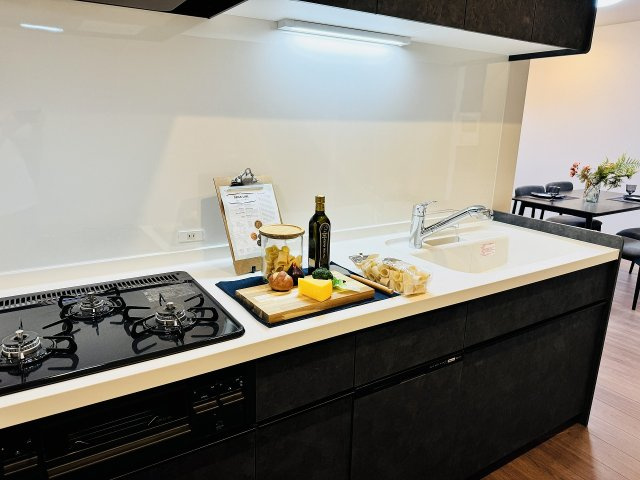 グランシティレイディアントアクアヴィータのキッチン|～３口コンロと広い調理台でお料理が捗ります～