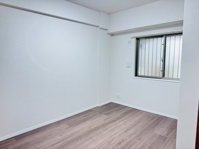 グランシティレイディアントアクアヴィータの子供部屋|～玄関入って右手、6.0帖の洋室です～