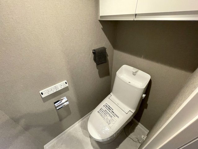 駅に近いってもんじゃない！！何駅も使える横浜駅にも近しいこの立地！！室内の良さもありながら住環境の良さも折り紙付きで、最後まで取っておきたい金色かもよ？な、『藤和西横浜ハイタウン』リノベーションのトイレ|コンパクトで使いやすいトイレです