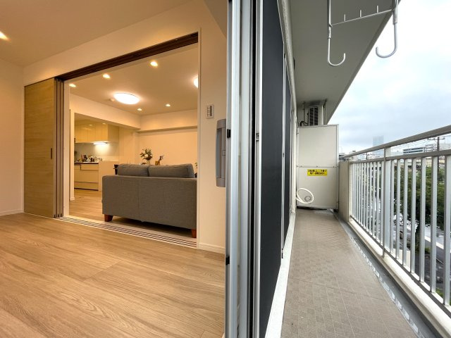 駅に近いってもんじゃない！！何駅も使える横浜駅にも近しいこの立地！！室内の良さもありながら住環境の良さも折り紙付きで、最後まで取っておきたい金色かもよ？な、『藤和西横浜ハイタウン』リノベーションのバルコニー|広々としたバルコニーです