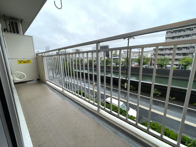 駅に近いってもんじゃない！！何駅も使える横浜駅にも近しいこの立地！！室内の良さもありながら住環境の良さも折り紙付きで、最後まで取っておきたい金色かもよ？な、『藤和西横浜ハイタウン』リノベーションのバルコニー|バルコニーがあります
