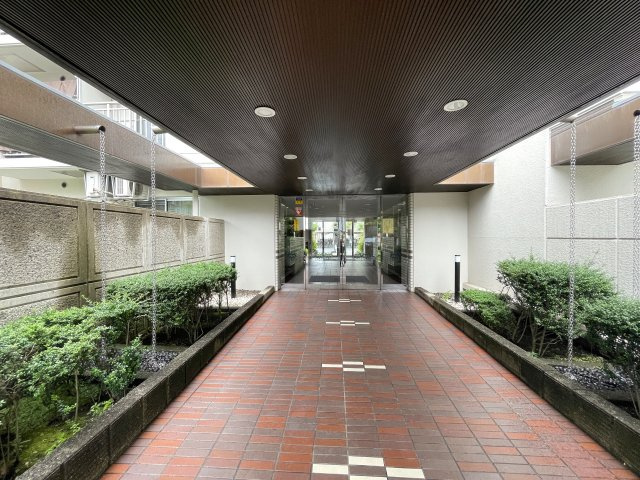 駅に近いってもんじゃない！！何駅も使える横浜駅にも近しいこの立地！！室内の良さもありながら住環境の良さも折り紙付きで、最後まで取っておきたい金色かもよ？な、『藤和西横浜ハイタウン』リノベーションのエントランス|建物の内部です