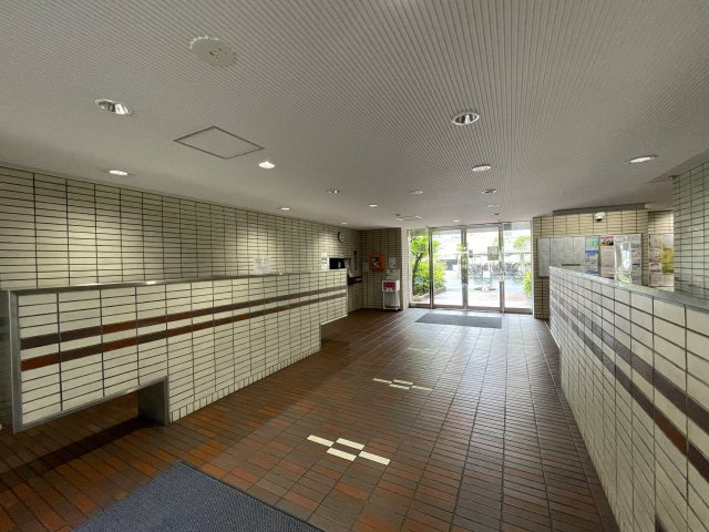 駅に近いってもんじゃない！！何駅も使える横浜駅にも近しいこの立地！！室内の良さもありながら住環境の良さも折り紙付きで、最後まで取っておきたい金色かもよ？な、『藤和西横浜ハイタウン』リノベーションのロビー