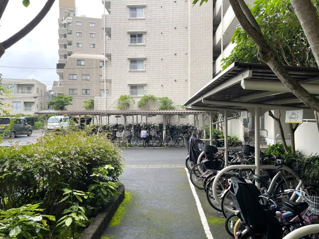 駅に近いってもんじゃない！！何駅も使える横浜駅にも近しいこの立地！！室内の良さもありながら住環境の良さも折り紙付きで、最後まで取っておきたい金色かもよ？な、『藤和西横浜ハイタウン』リノベーションの駐輪場