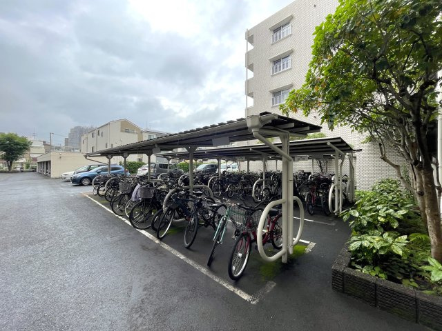 駅に近いってもんじゃない！！何駅も使える横浜駅にも近しいこの立地！！室内の良さもありながら住環境の良さも折り紙付きで、最後まで取っておきたい金色かもよ？な、『藤和西横浜ハイタウン』リノベーションの駐輪場