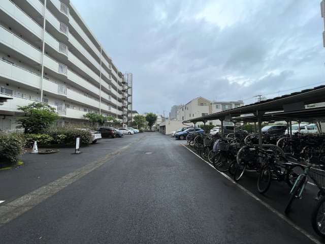 駅に近いってもんじゃない！！何駅も使える横浜駅にも近しいこの立地！！室内の良さもありながら住環境の良さも折り紙付きで、最後まで取っておきたい金色かもよ？な、『藤和西横浜ハイタウン』リノベーションの駐車場|駐車スペースもあります