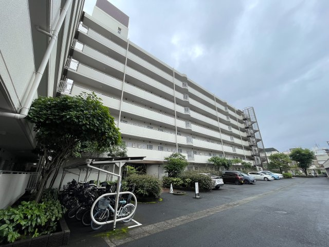 駅に近いってもんじゃない！！何駅も使える横浜駅にも近しいこの立地！！室内の良さもありながら住環境の良さも折り紙付きで、最後まで取っておきたい金色かもよ？な、『藤和西横浜ハイタウン』リノベーションの外観|外観は落ち着いています