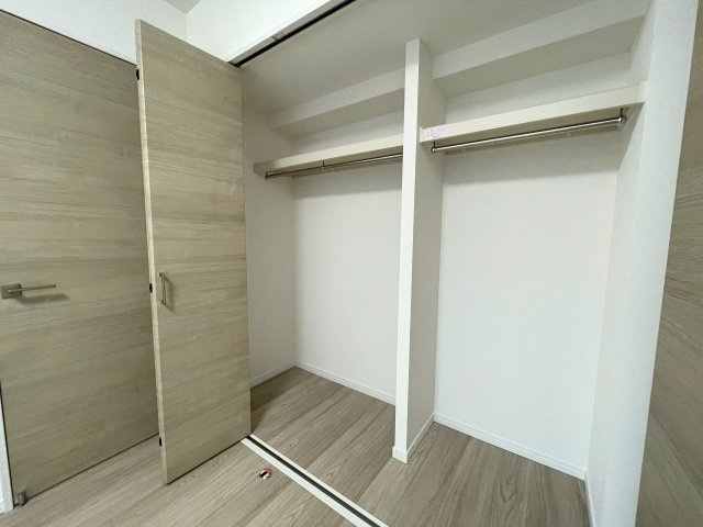 駅に近いってもんじゃない！！何駅も使える横浜駅にも近しいこの立地！！室内の良さもありながら住環境の良さも折り紙付きで、最後まで取っておきたい金色かもよ？な、『藤和西横浜ハイタウン』リノベーションの収納|たっぷりとした収納スペースです