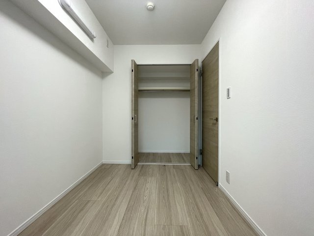 駅に近いってもんじゃない！！何駅も使える横浜駅にも近しいこの立地！！室内の良さもありながら住環境の良さも折り紙付きで、最後まで取っておきたい金色かもよ？な、『藤和西横浜ハイタウン』リノベーションの内装|納戸扱いです