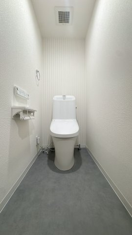 【トイレ】 | オリエントハイツ篠栗☆仲介手数料無料☆ | 【清潔感溢れる温水洗浄便座付きトイレ】毎日使う場所だからこそ、清潔感と機能性にこだわりました。便利な温水洗浄便座を完備しており、快適にお使いいただけます。