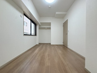 【洋室】 | オリエントハイツ篠栗☆仲介手数料無料☆ | 各居室に窓があり、通風・採光ともに良好です。プライベートな時間もゆったりと快適に過ごせる設計になっています。