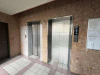 【その他共用部分】 | オリエントハイツ篠栗☆仲介手数料無料☆ | 管理体制が良好で、エントランスや廊下などの共用部分は常にきれいに保たれています。住まう方の満足度を高める、落ち着きと気品に満ちた住環境です。
