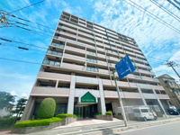 【外観】 | オリエントハイツ篠栗☆仲介手数料無料☆ | 徒歩圏内にスーパーやドラッグストアなどの買い物施設が揃う便利なロジスティクス。周囲には緑豊かな公園や自然も多く、小さなお子様がいるご家庭ものびのびと暮らせる、穏やかでバランスの取れたロケーションです。