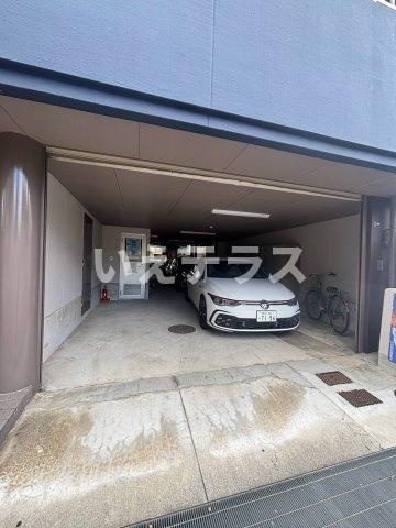 アポロンKOWAの駐車場