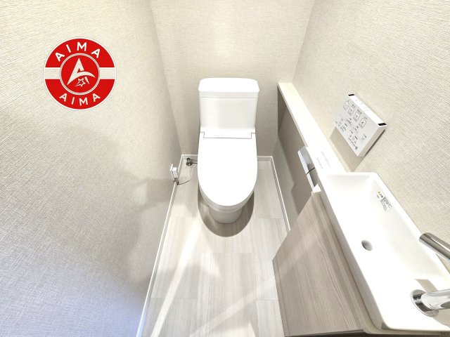 ロイヤルマンションユトリテ田島のトイレ|白を基調とした、シンプルながらも落ち着くデザイン。洗浄付き温水便座で機能性も兼ね備えています