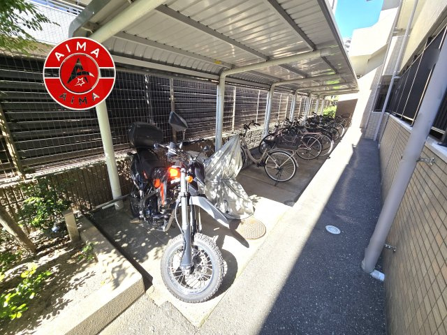 ロイヤルマンションユトリテ田島の駐輪場|屋根付きの駐輪場なので雨の日でも安心です。