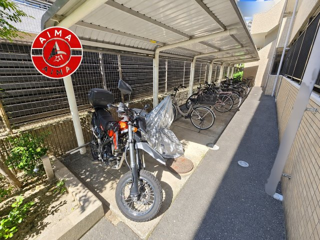 ロイヤルマンションユトリテ田島の駐輪場|屋根付きの駐輪場なので雨の日でも安心です。