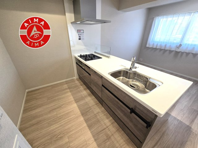 ロイヤルマンションユトリテ田島のキッチン|ダイニングテーブルへの配膳がラクラク、お料理はかどるカウンター付きシステムキッチン！