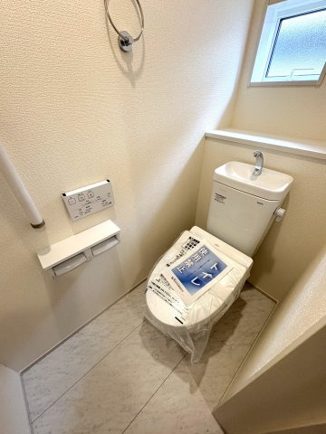 吉川市　吉川2丁目　新築戸建　全1棟のトイレ|窓があり明るく清潔感あります。