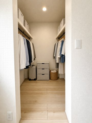 吉川市　吉川2丁目　新築戸建　全1棟の収納|奥行きのあるクローゼットを備え、衣類や日用品をまとめて収納可能。居住空間を広く活用できる、ファミリーにうれしい収納です。　※家具をCGで加工しており、家具付き販売ではございません。