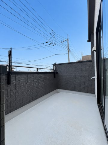 吉川市　吉川2丁目　新築戸建　全1棟のバルコニー|開放感のあるバルコニーは、たっぷりの陽射しと心地よい風を感じられる空間。毎日の洗濯や布団干しにも便利です。