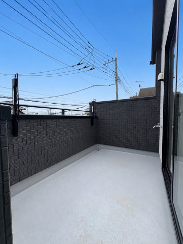 吉川市　吉川2丁目　新築戸建　全1棟のバルコニー|奥行きのあるバルコニーは洗濯物や布団もゆったり干せる広さ。物干し金物付きで、毎日のお洗濯も快適に行えます。