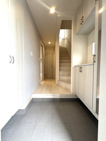 吉川市　吉川2丁目　新築戸建　全1棟の玄関|たくさん収納できる下駄箱で玄関廻りスッキリ