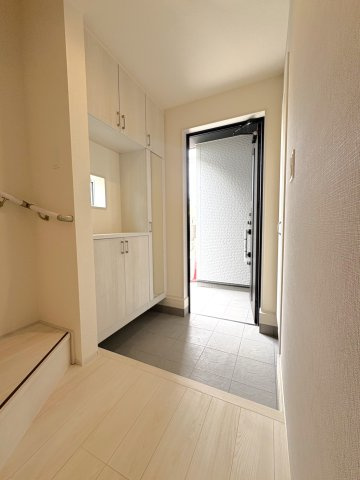 吉川市　吉川2丁目　新築戸建　全1棟の玄関|家族みんなの靴がたっぷり収納できるシューズボックス完備です