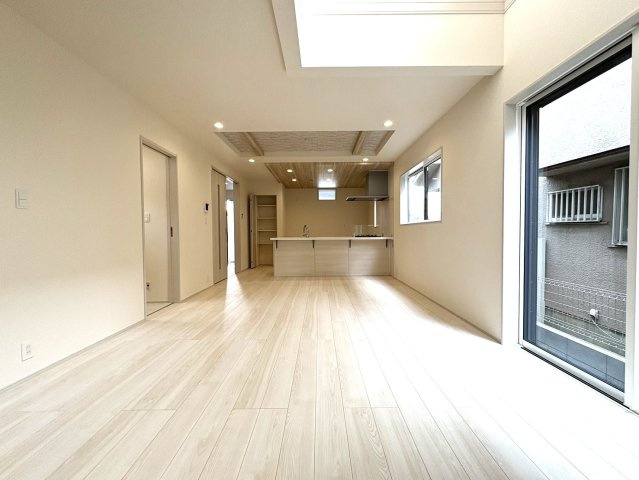 吉川市　吉川2丁目　新築戸建　全1棟の居間・リビング|家族が集う開放的なリビング