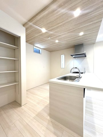吉川市　吉川2丁目　新築戸建　全1棟のキッチン|全体を見渡せるカウンターキッチン。白を基調とした清潔感のある色味です