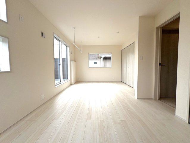 吉川市　吉川2丁目　新築戸建　全1棟の洋室|どんな家具にも合うシンプル内装