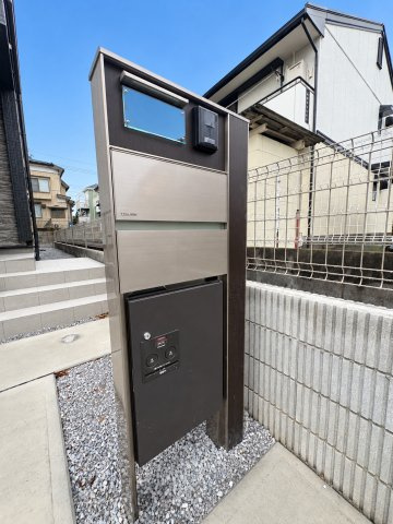 吉川市　吉川2丁目　新築戸建　全1棟のその他|住まいの入口を引き立てる、門扉付きのアプローチ。